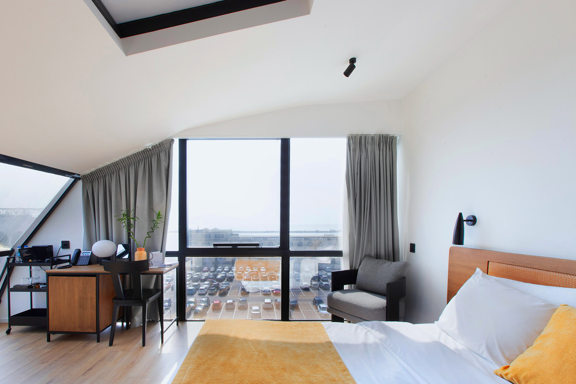 noa-hotel-signature-suit- poslovno uređeni deo sa bračnim krevetom.jpg