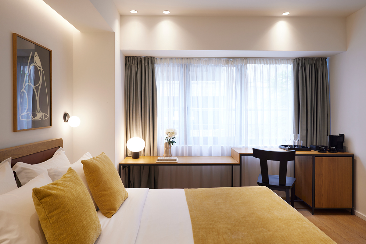noa-hotel-urban room- okupana svetlošcu sa nežnim detaljima.jpg