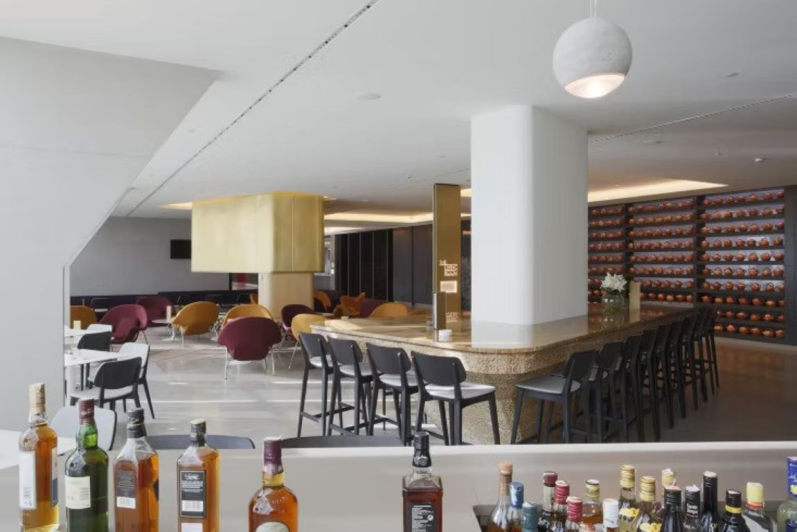 Crowne Plaza Belgrade-Bar.jpg