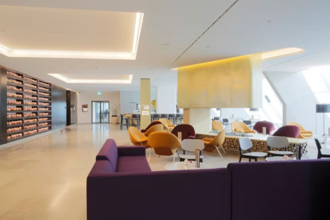 Crowne Plaza Belgrade-Lobby.jpg