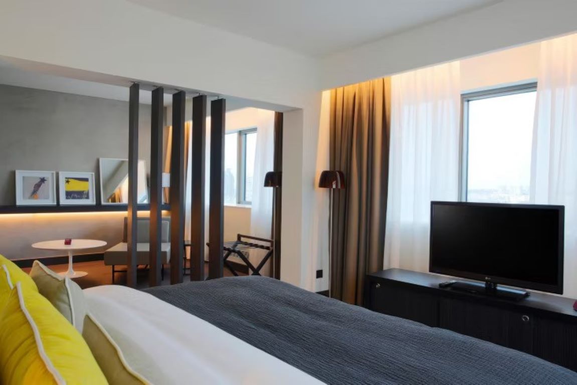 Crowne Plaza Belgrade-Standardna soba.jpg