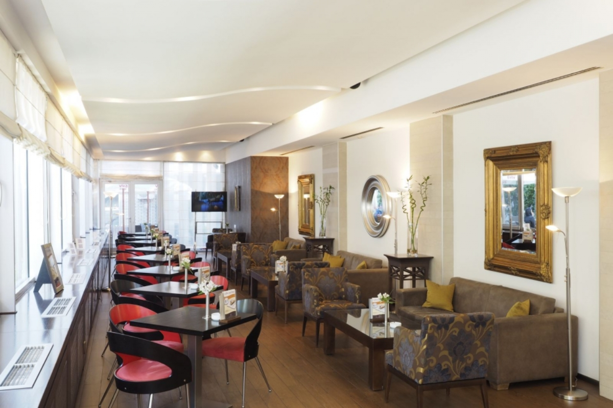 IN hotel Belgrade kafe.jpg