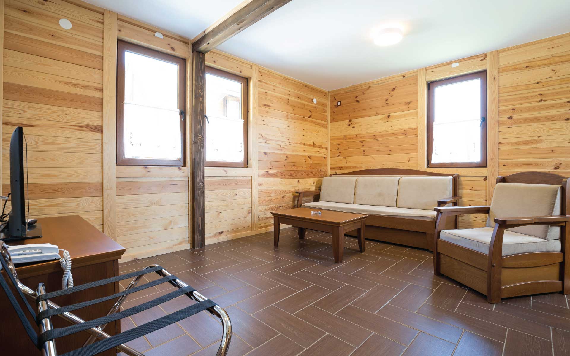 Etno Apartmani Vrdnicka Kula-Dnevna soba apartmana.jpg