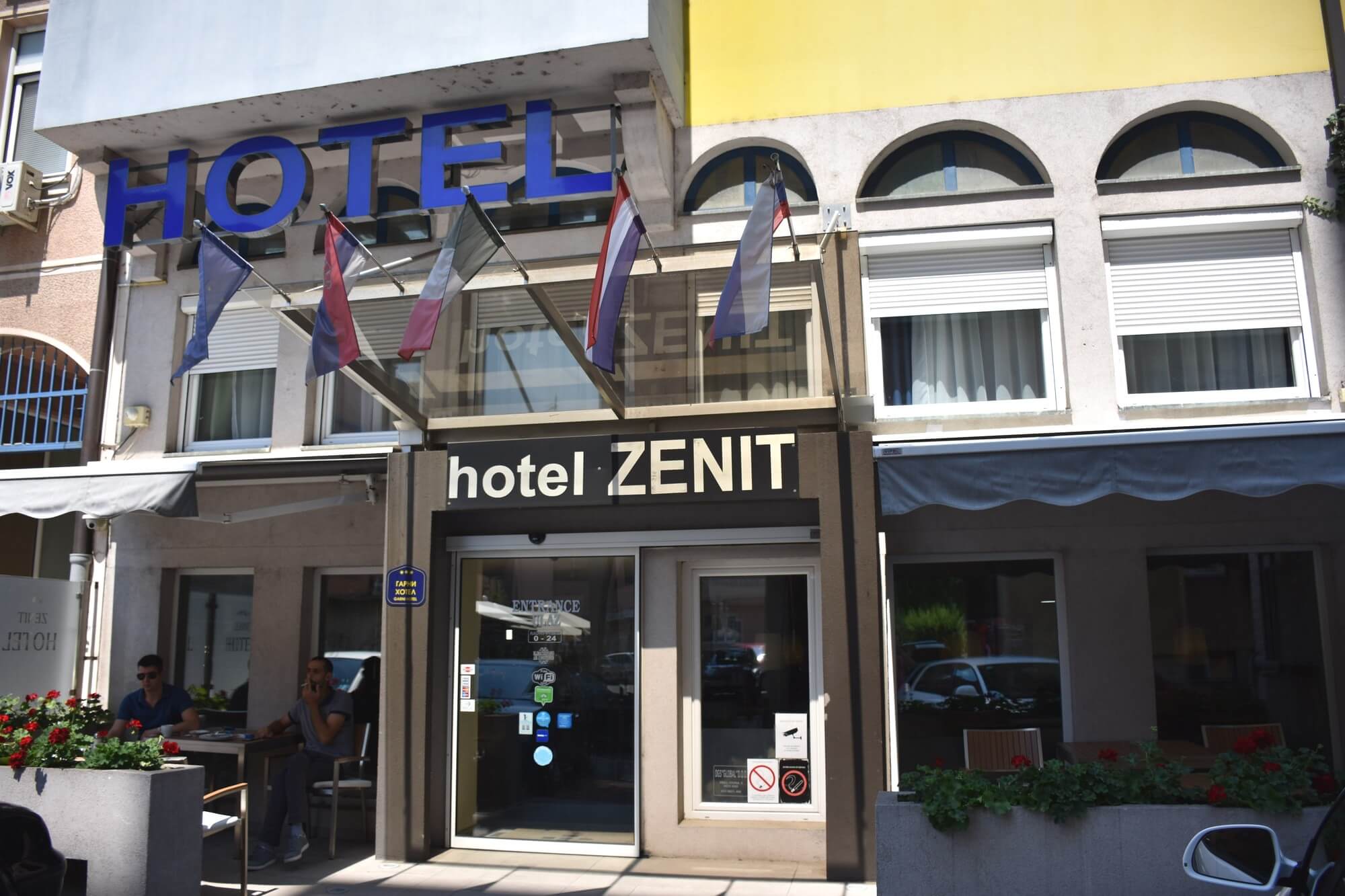 Hotel Zenit ulaz u hotel.jpg