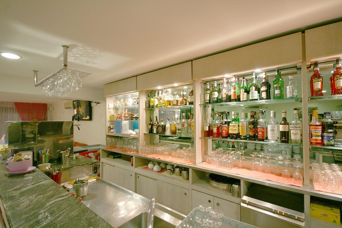 Susy Hotel-Lobby bar.jpg