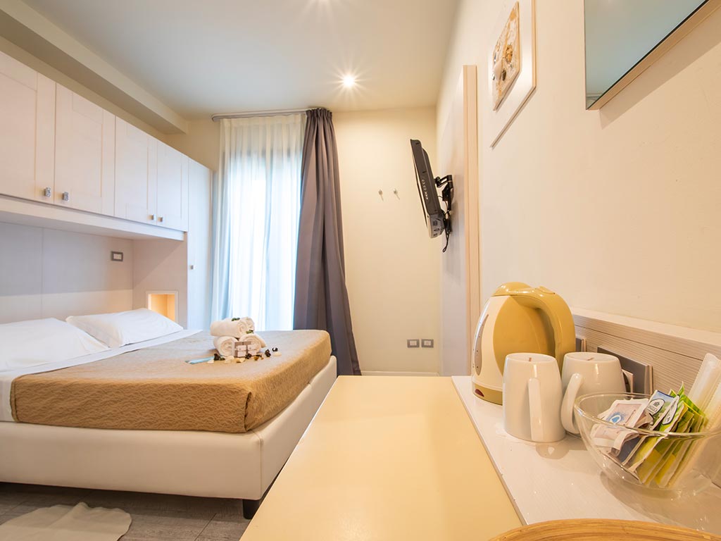 Ferretti Beach Hotel-Soba ka plazi.jpg