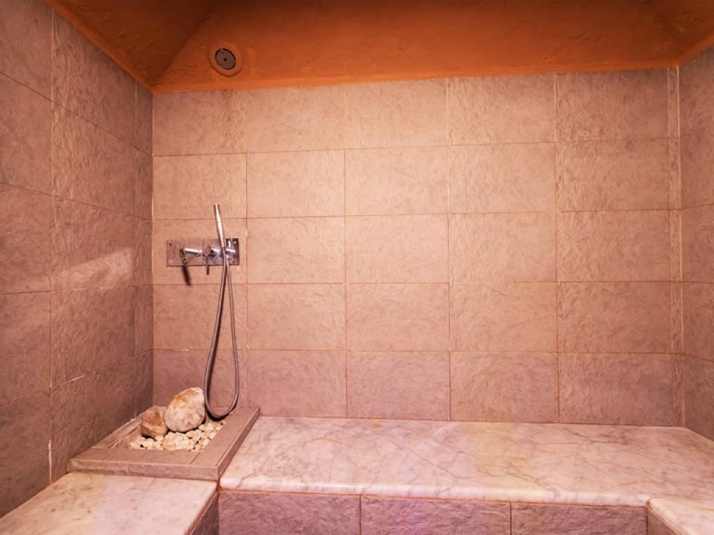 Hotel Ferretti Beach-Parno kupatilo.jpg