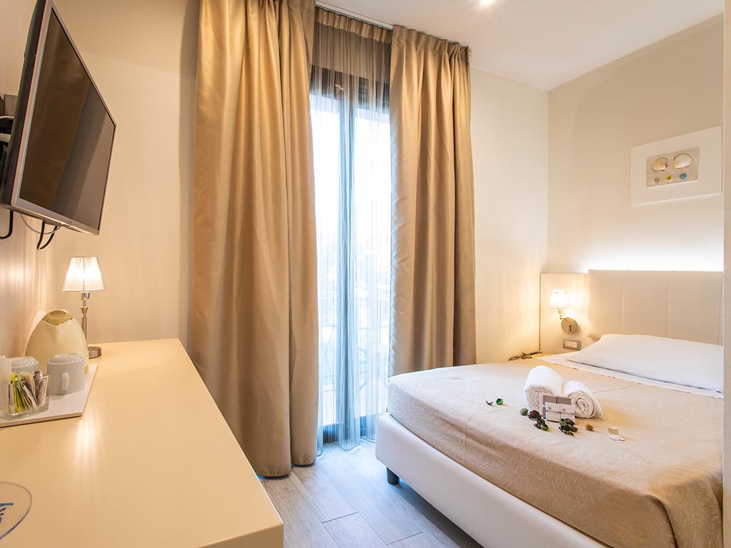 Hotel Ferretti Beach-Standardna soba.jpg