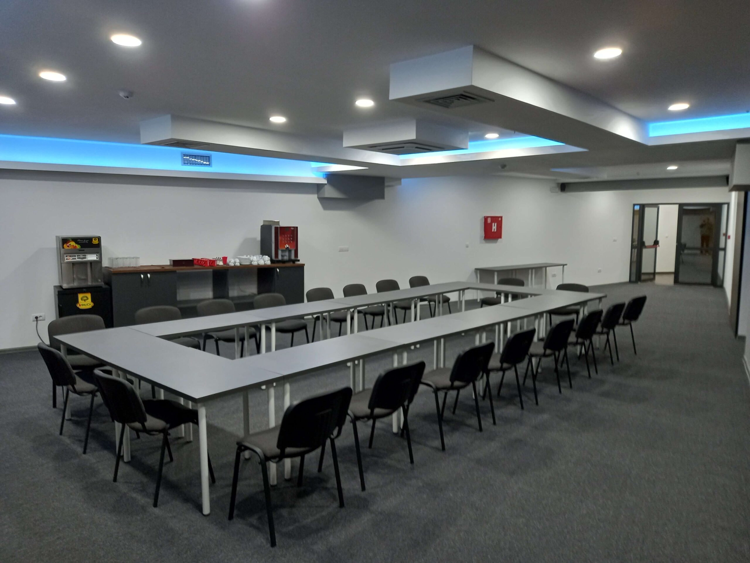 Hotel Srebrno jezero kongresna sala.jpg