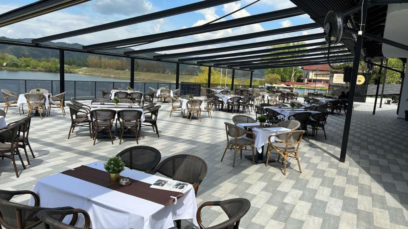 Hotel Srebrno jezero terasa.jpg