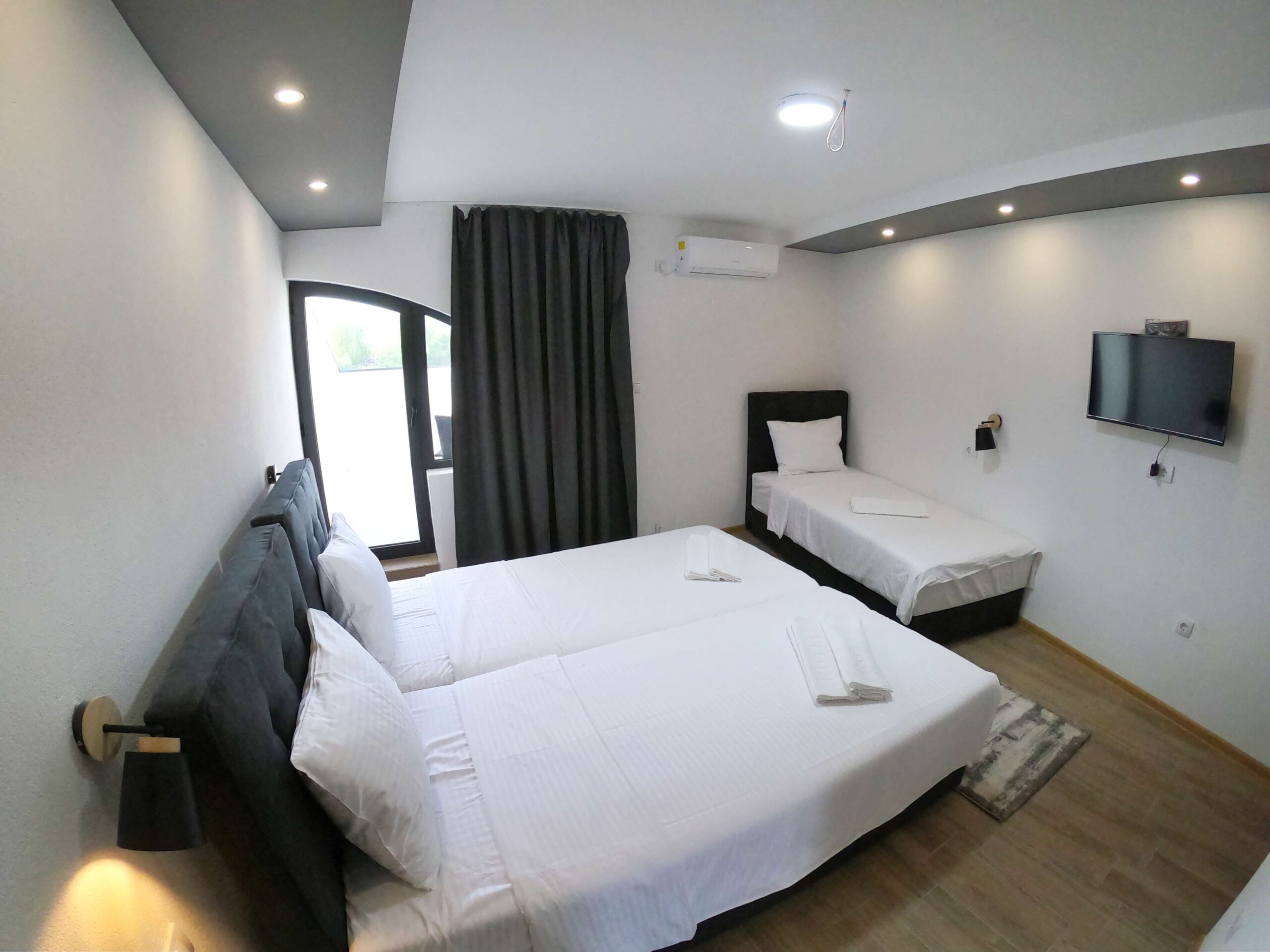 Hotel Srebrno jezero trokrevetna soba.jpg