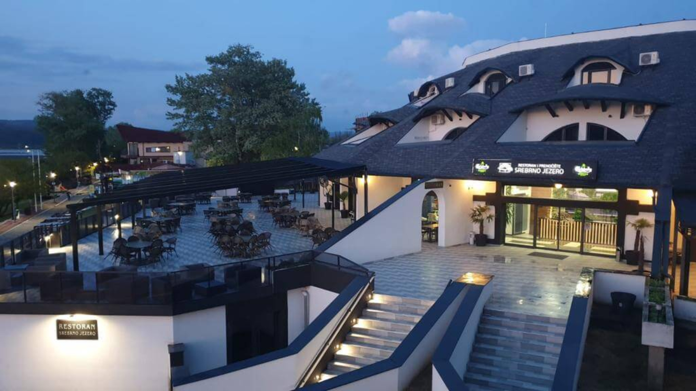 Hotel Srebrno jezero ulaz u hotel.jpg