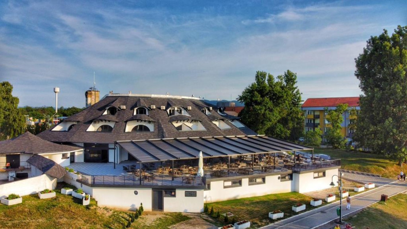 Hotel Srebrno jezero.jpg