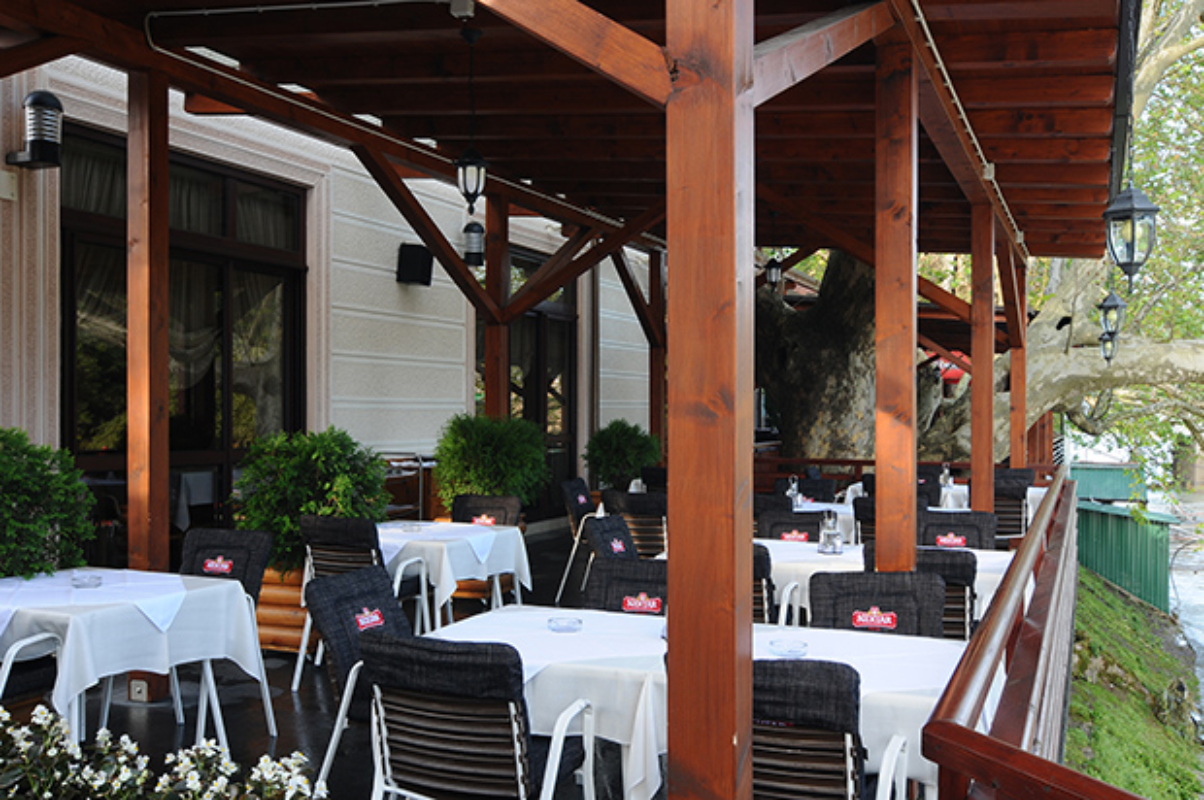 Hotel Vila Vrbas terasa.jpg