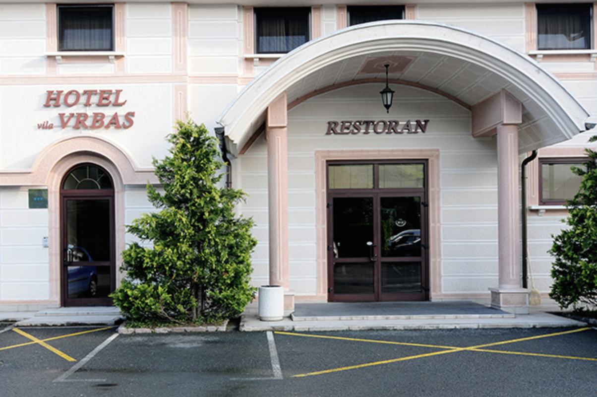 Hotel Vila Vrbas ulaz u hotel.jpg
