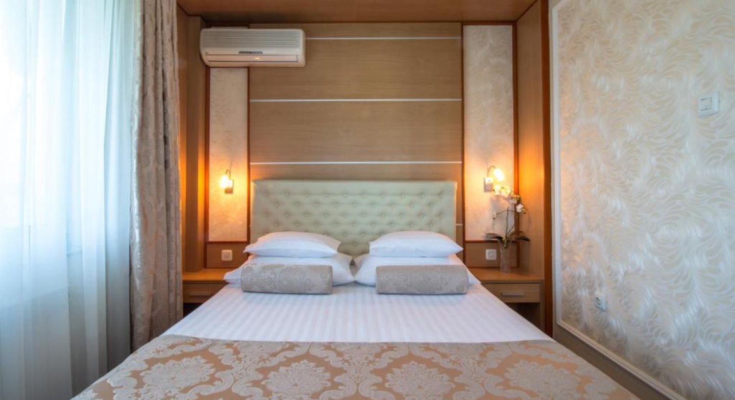 Cezar hotel dvokrevetna soba izgled.jpg