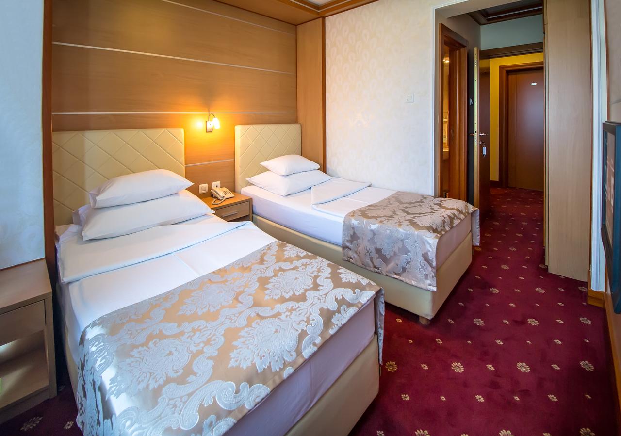 Cezar hotel dvokrevetna soba.jpg