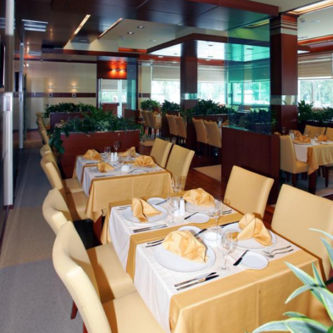 Cezar hotel restoran.jpg