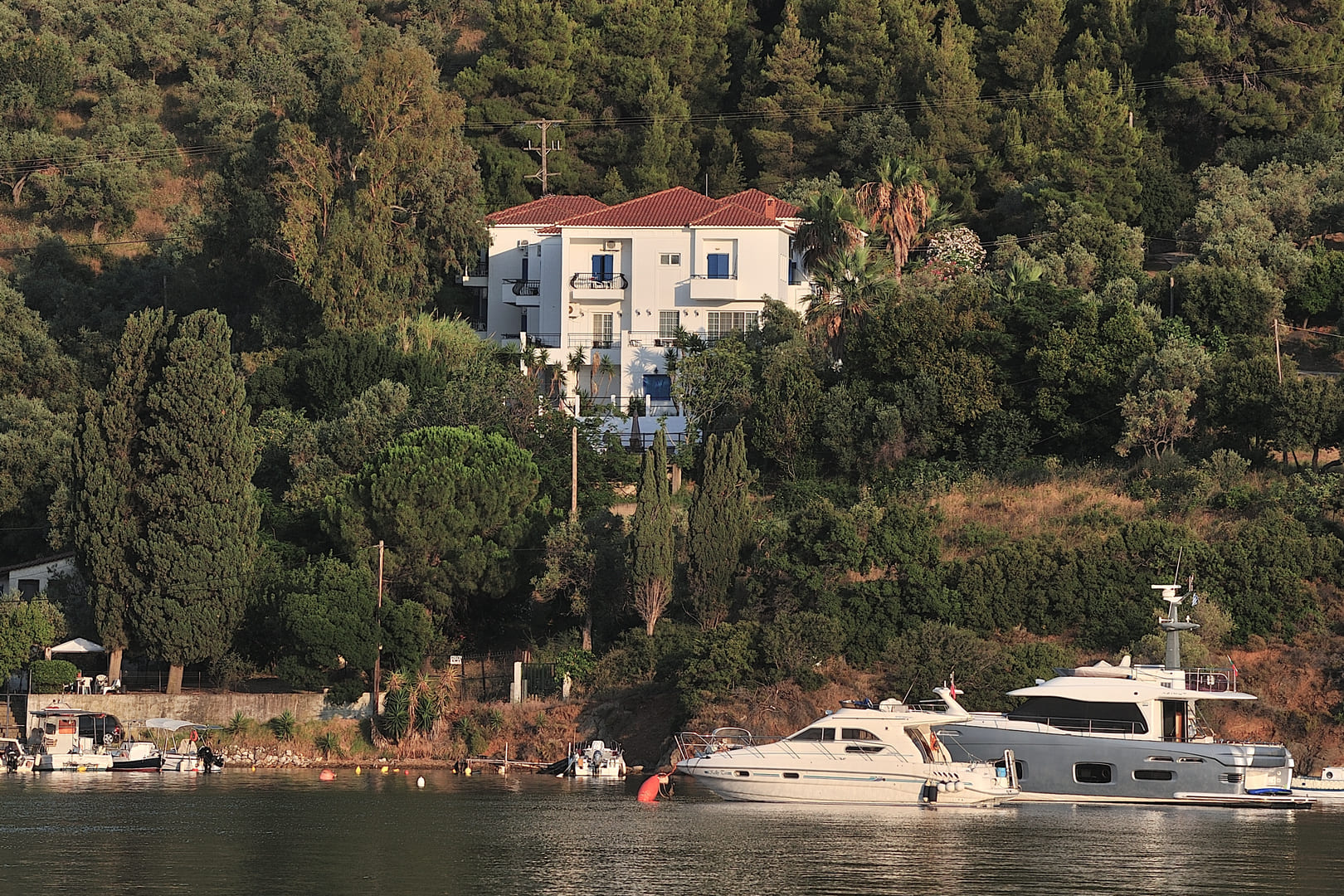 Hotel Anamar Skiathos-Hotel spolja.jpg