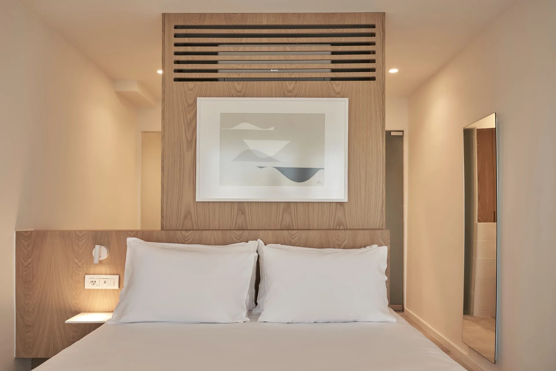Radisson Resort Plaza Hotel-Standardna soba pogled bazen.jpg