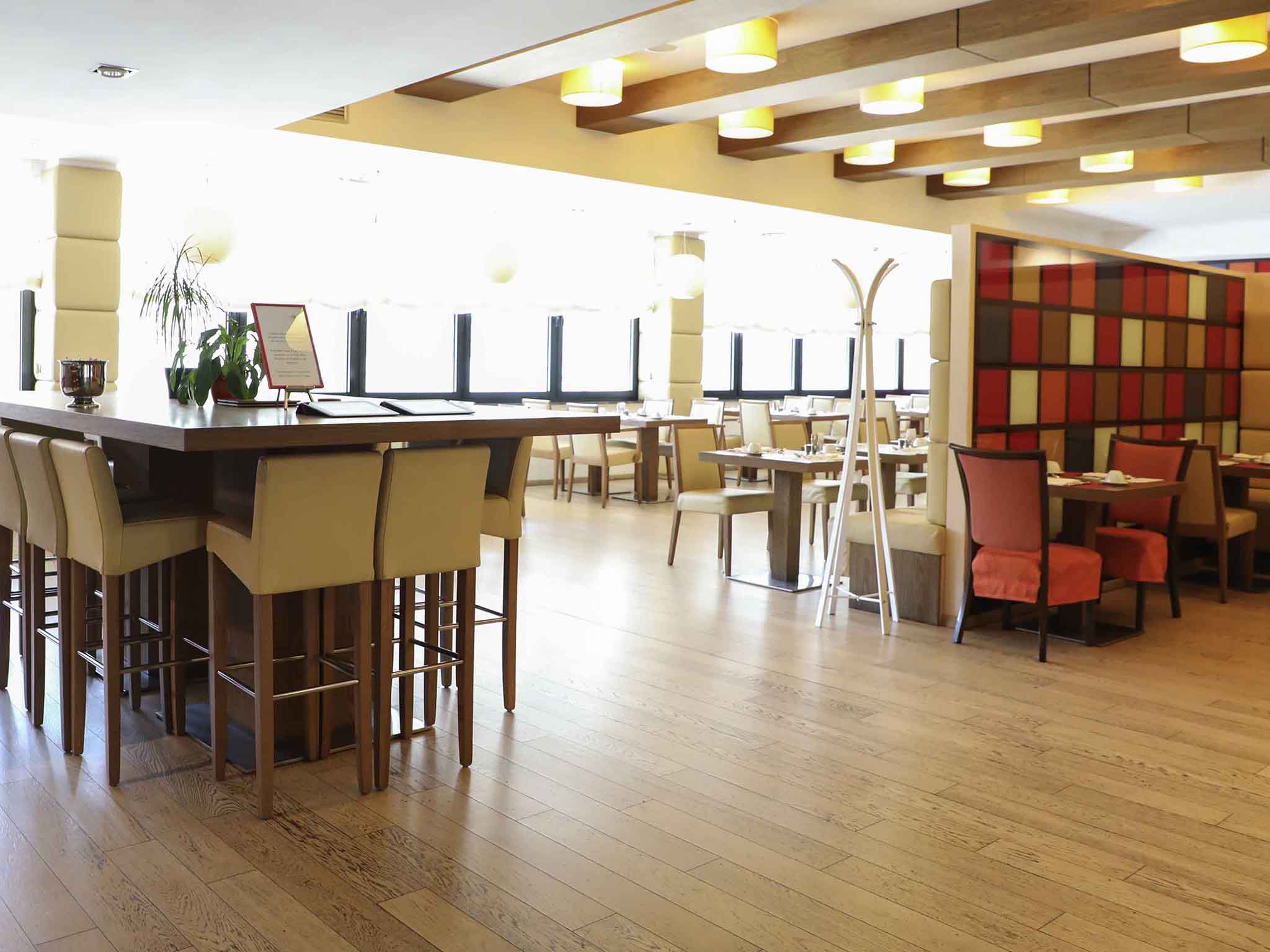 Novotel Sarajevo Bristol bar.jpg