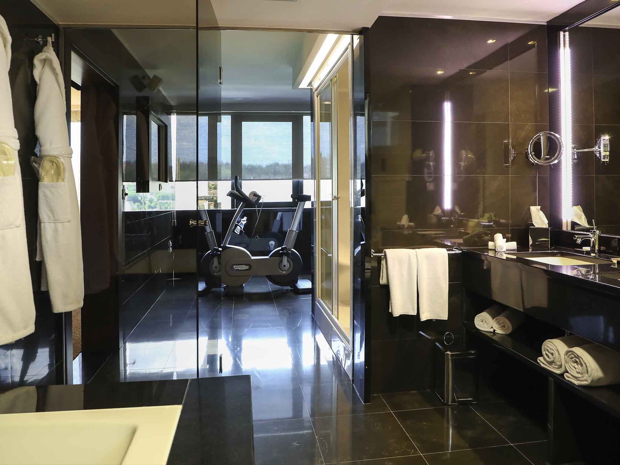 Novotel Sarajevo Bristol kupatilo apartmana.jpg