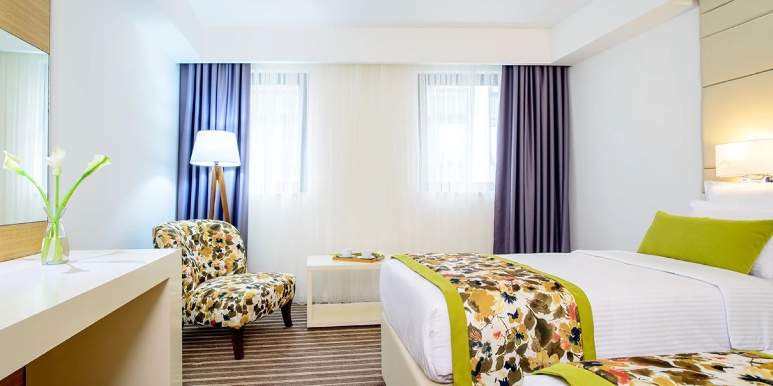 Hotel Festival-Standardna soba odvojeni lezaji.jpg