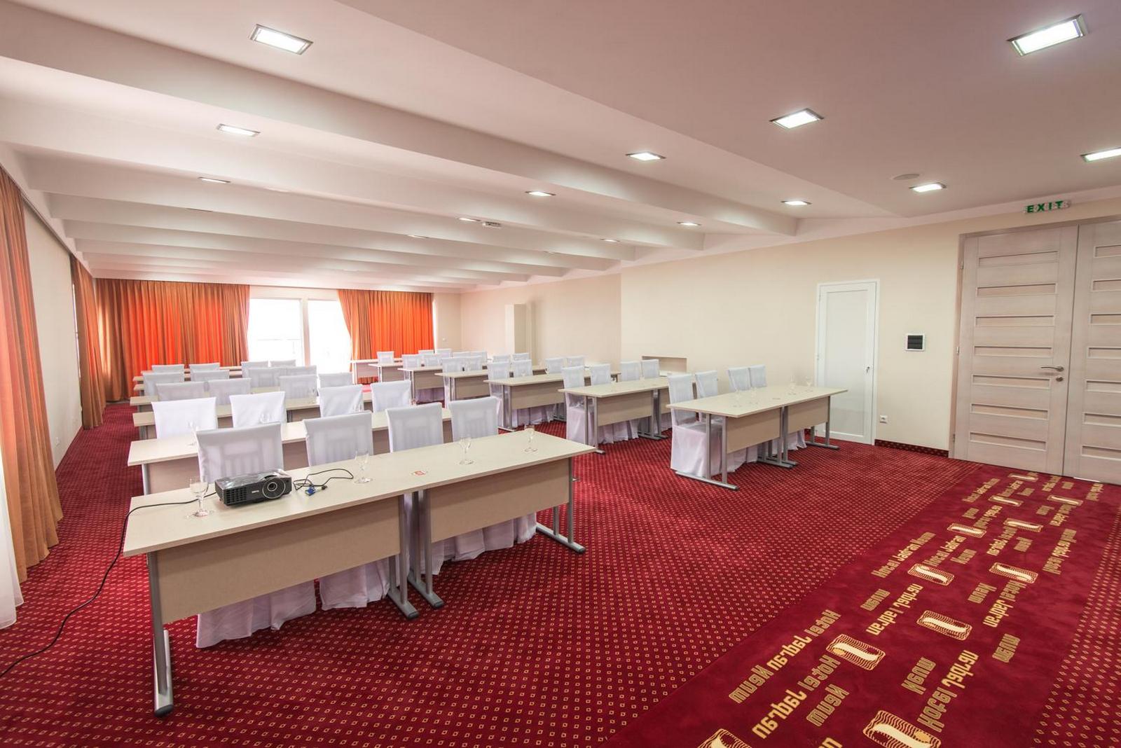 Hotel Jadran konferencijka sala.jpg