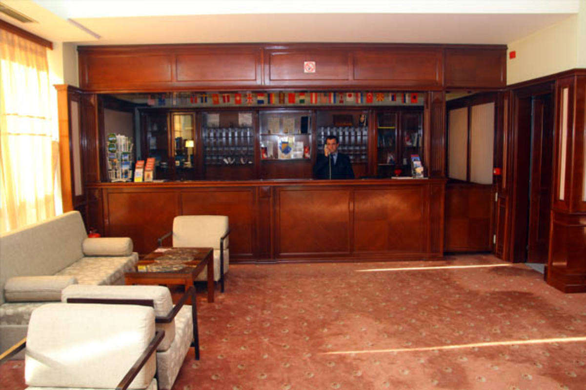 Hotel Bristol recepcija.jpg