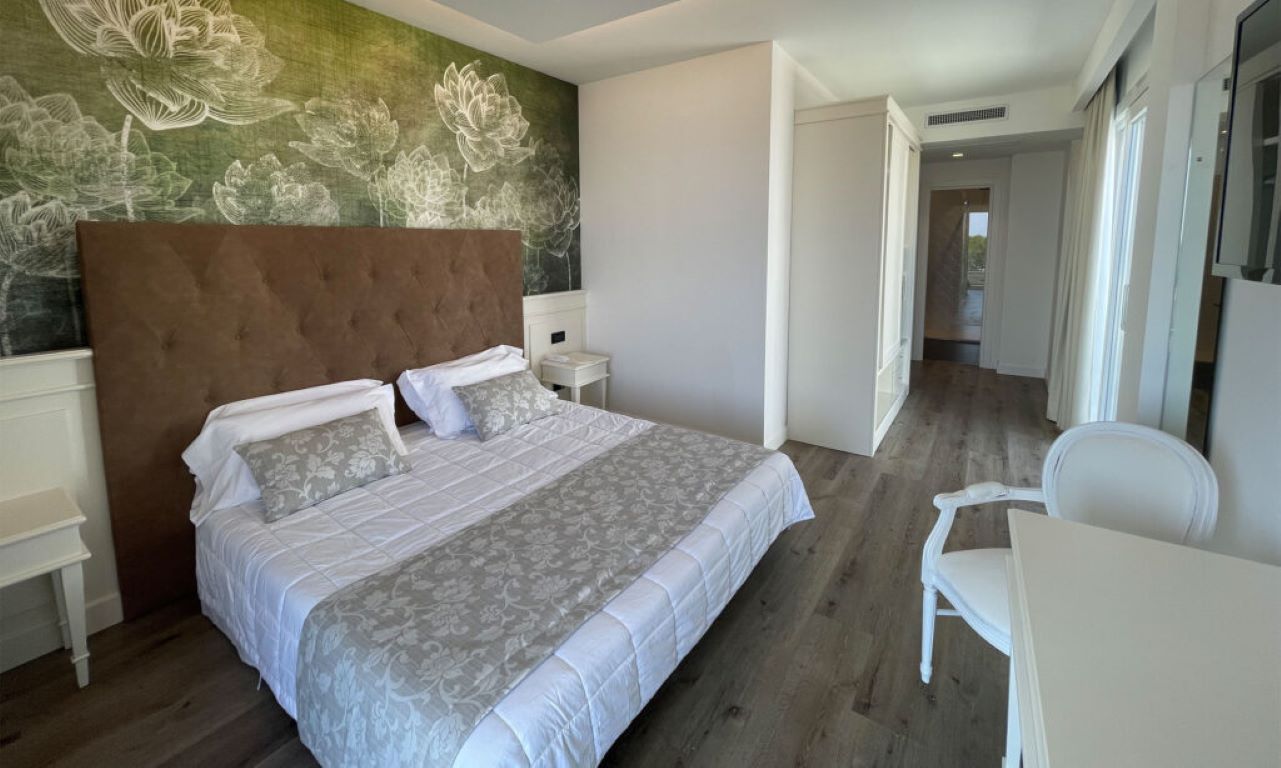Park Hotel Cellini-Deluxe junior suite pogled more.jpg