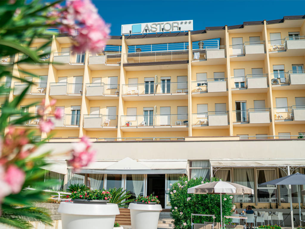Astor Hotel-Zgrada hotela.jpg