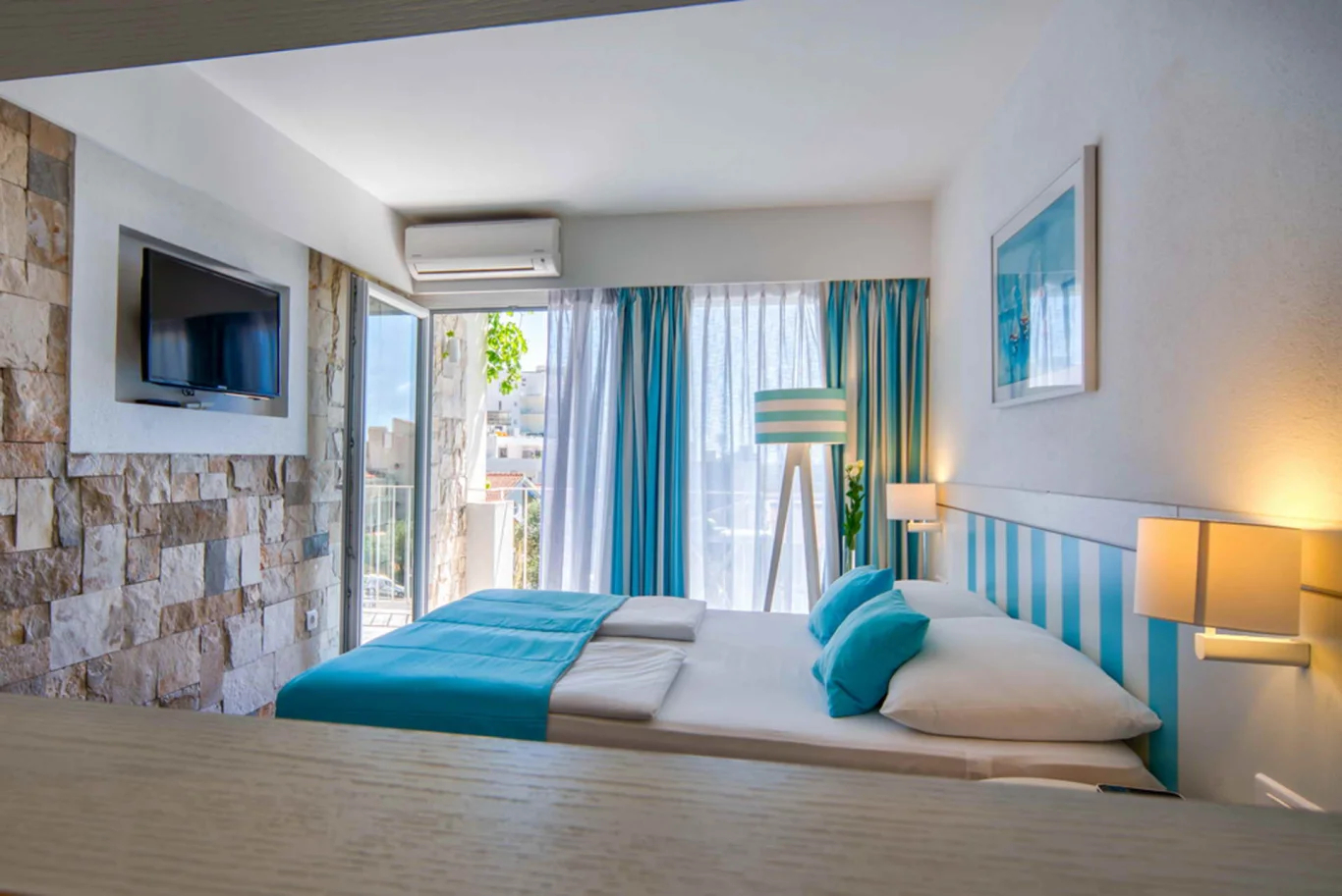 Hotel Castellastava dvokrevtena soba.jpg