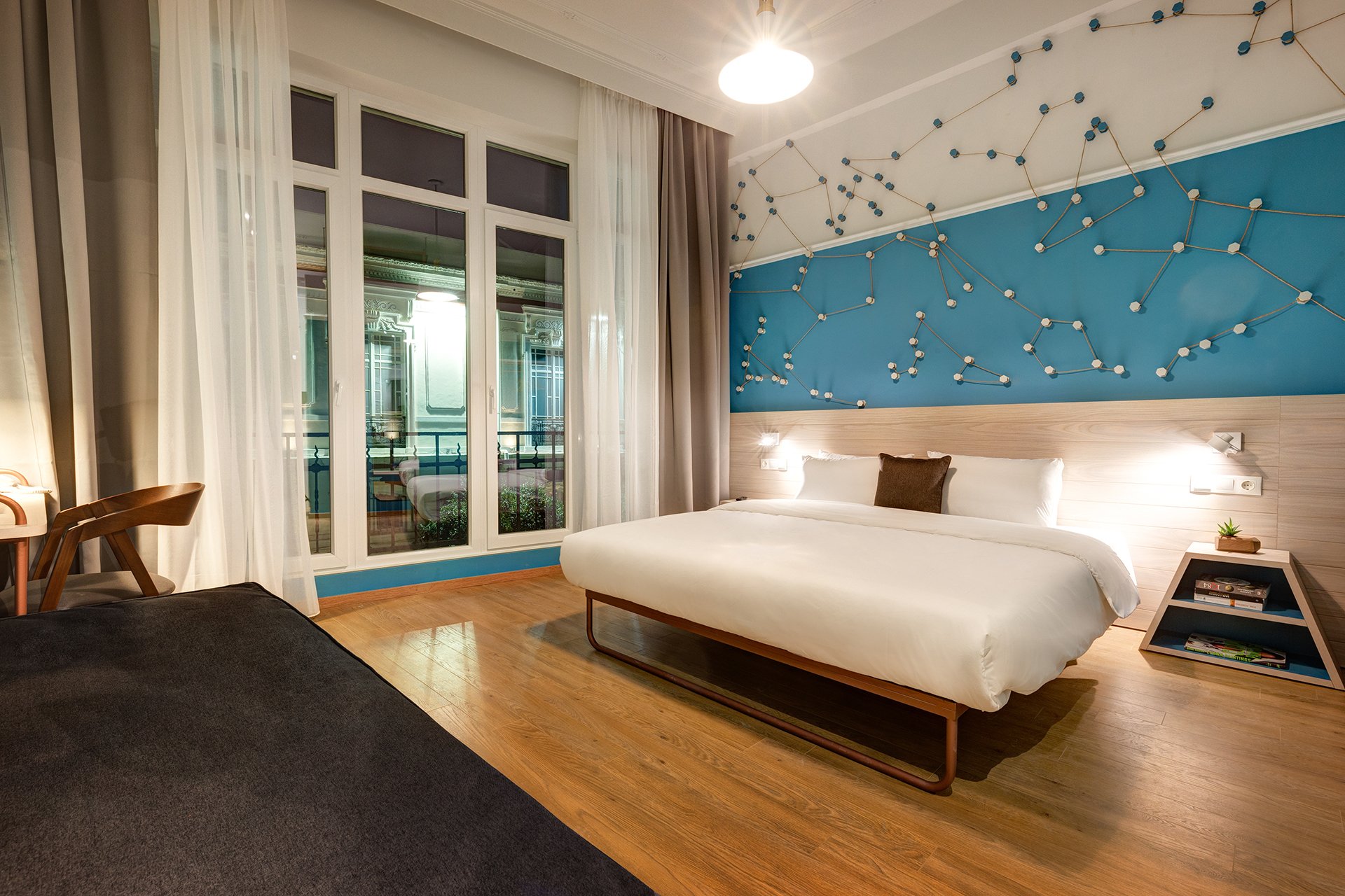 Colors Urban Hotel Thessaloniki-Standardna soba pogled muzej.jpg