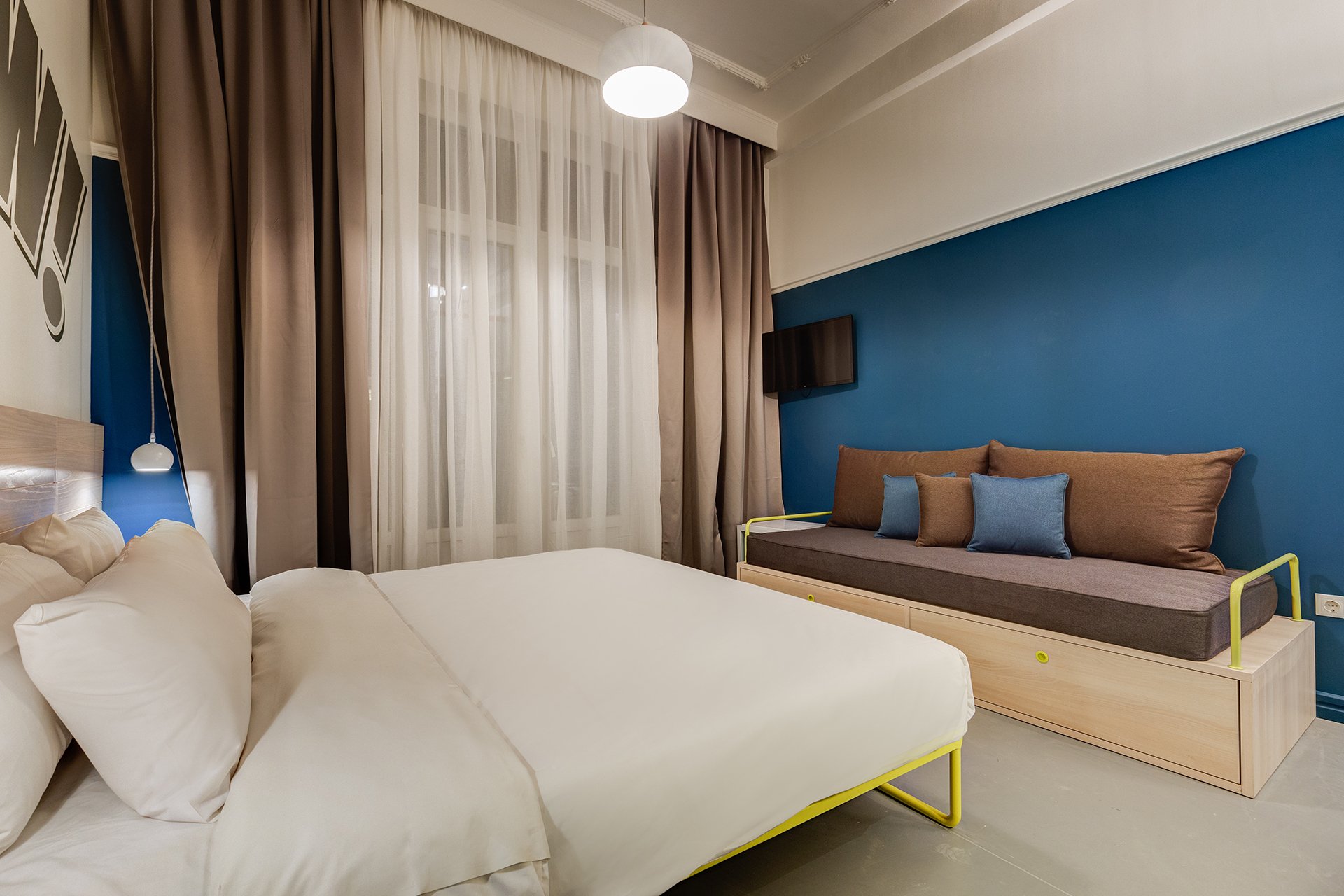 Colors Urban Hotle Thessaloniki-Standardna soba pogled grad.jpg