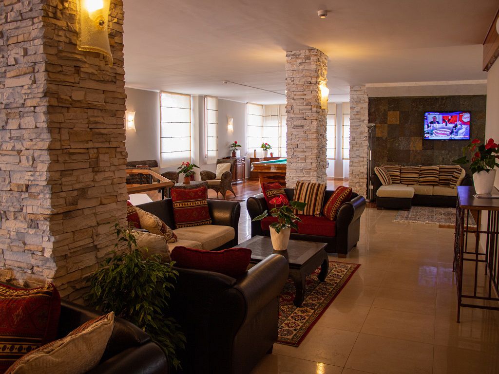 Hotel Capitol-Lobby.jpg