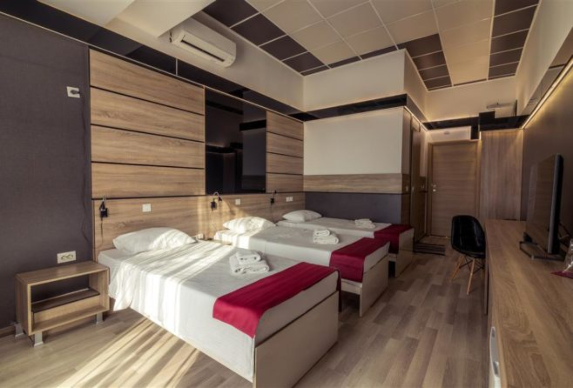 Hotel De Koka trokrevetna soba.jpg