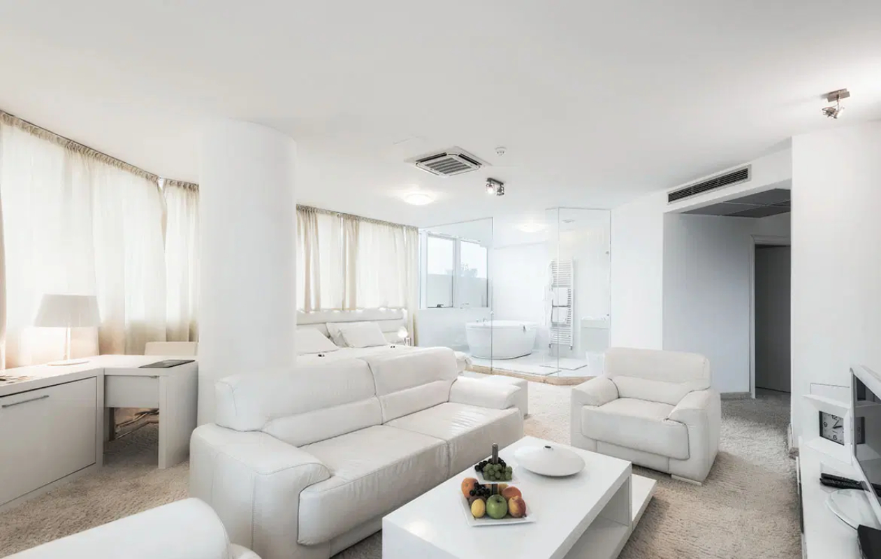 Hotel Arka pure white.jpg
