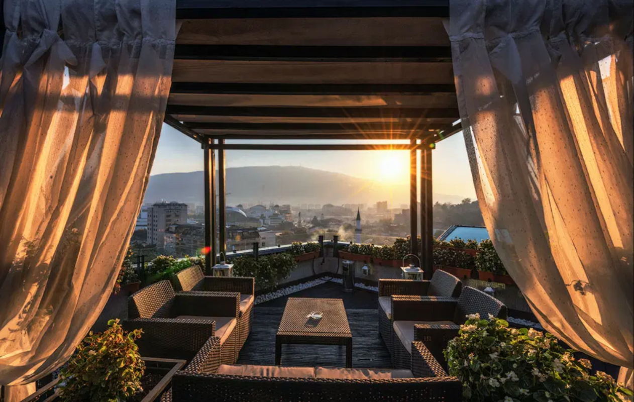 Hotel Arka terasa na krovu.jpg