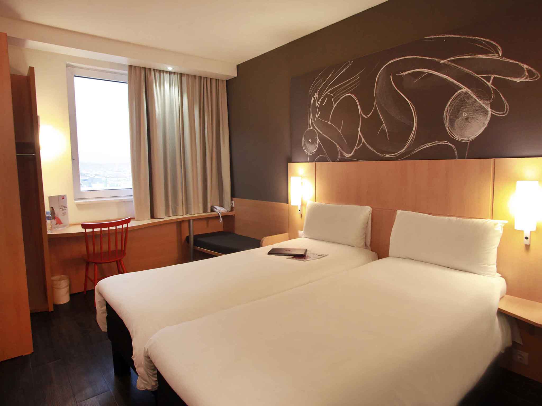 Ibis Skopje City Center dvokrevetna soba.jpg