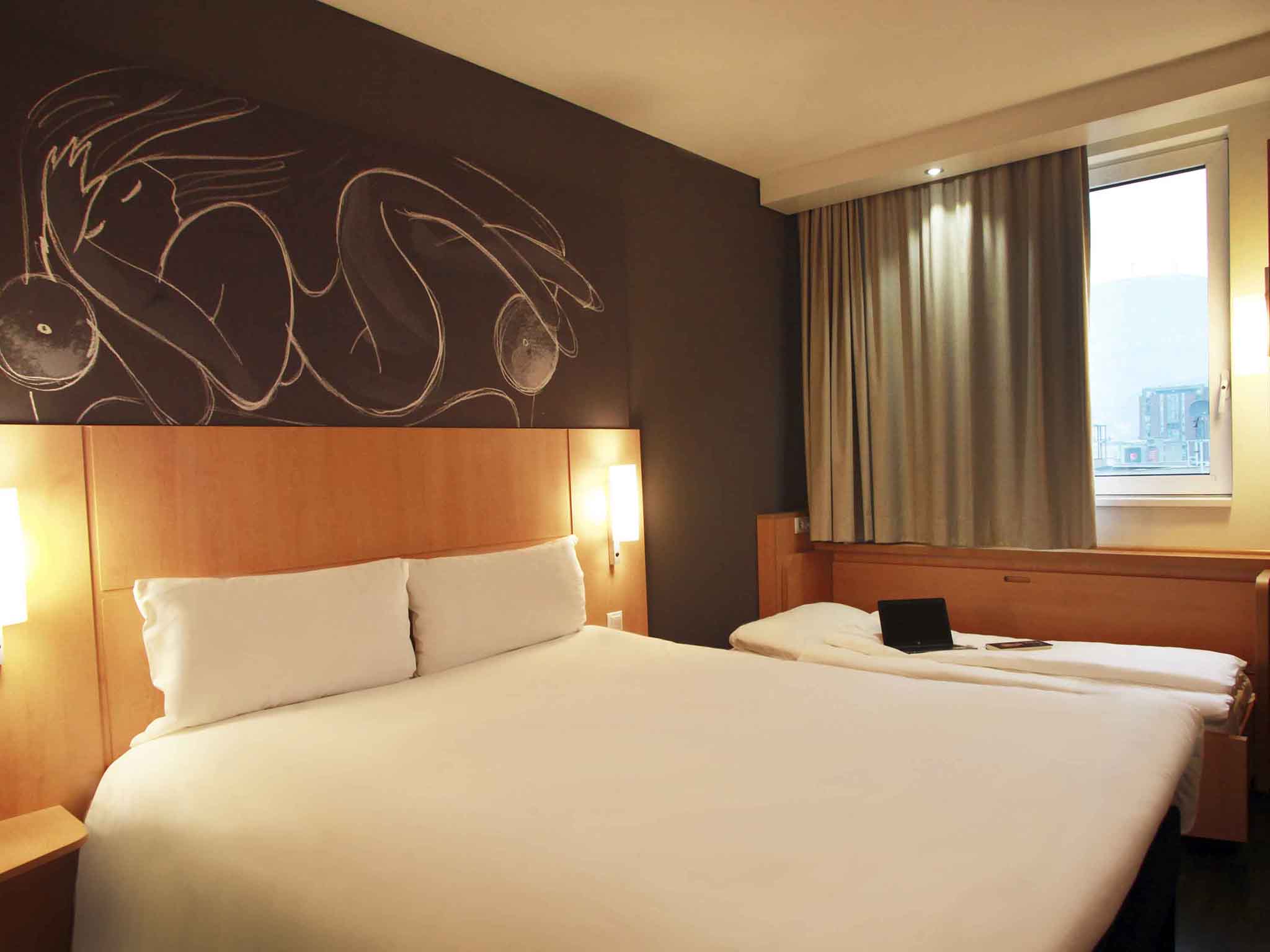 Ibis Skopje City Center trokrevetna soba.jpg