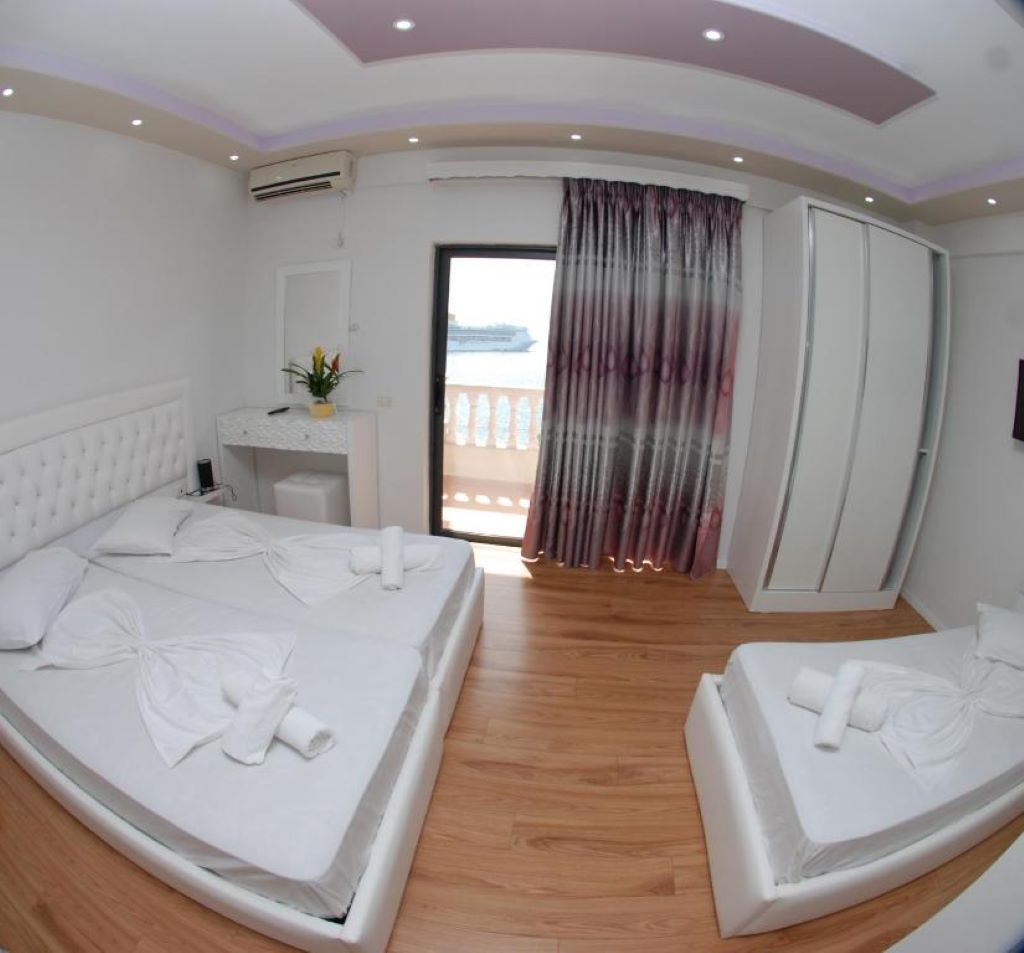 Hotel Iliria-Trokrevetna soba pogled more.jpg