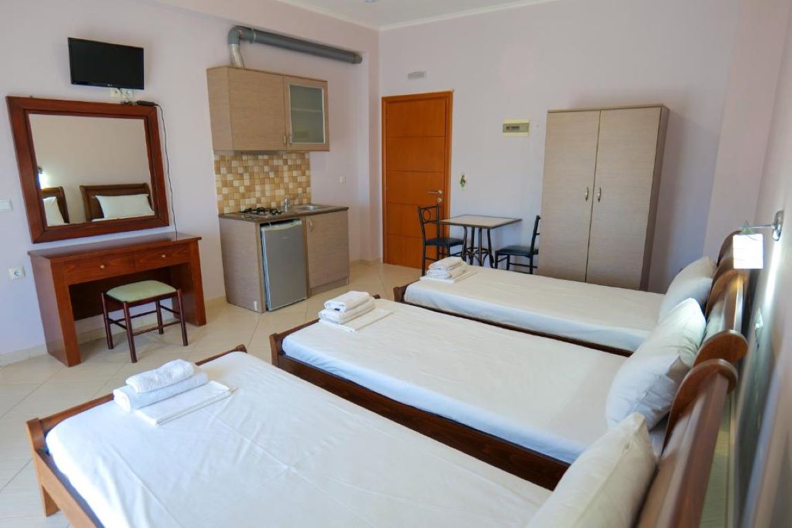 Chris Hotel-Trokrevetna soba.jpg