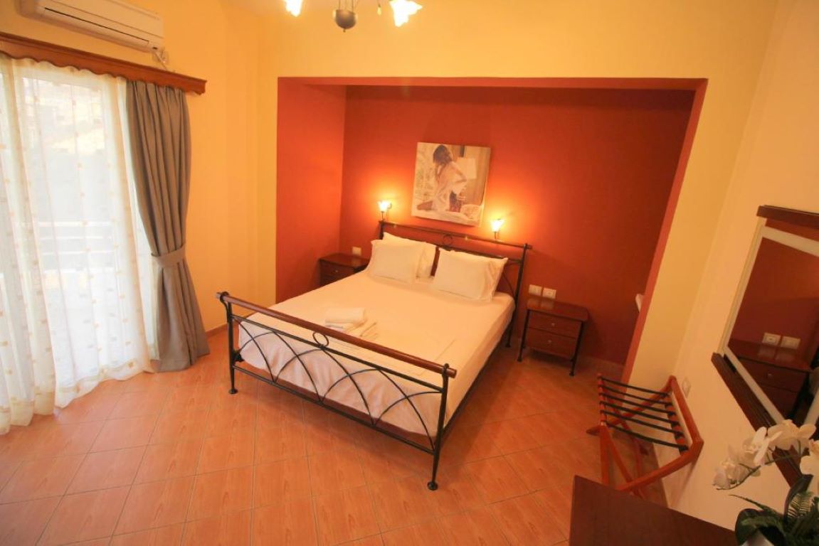 Oskar Hotel-Standardna soba delimican pogled more.jpg