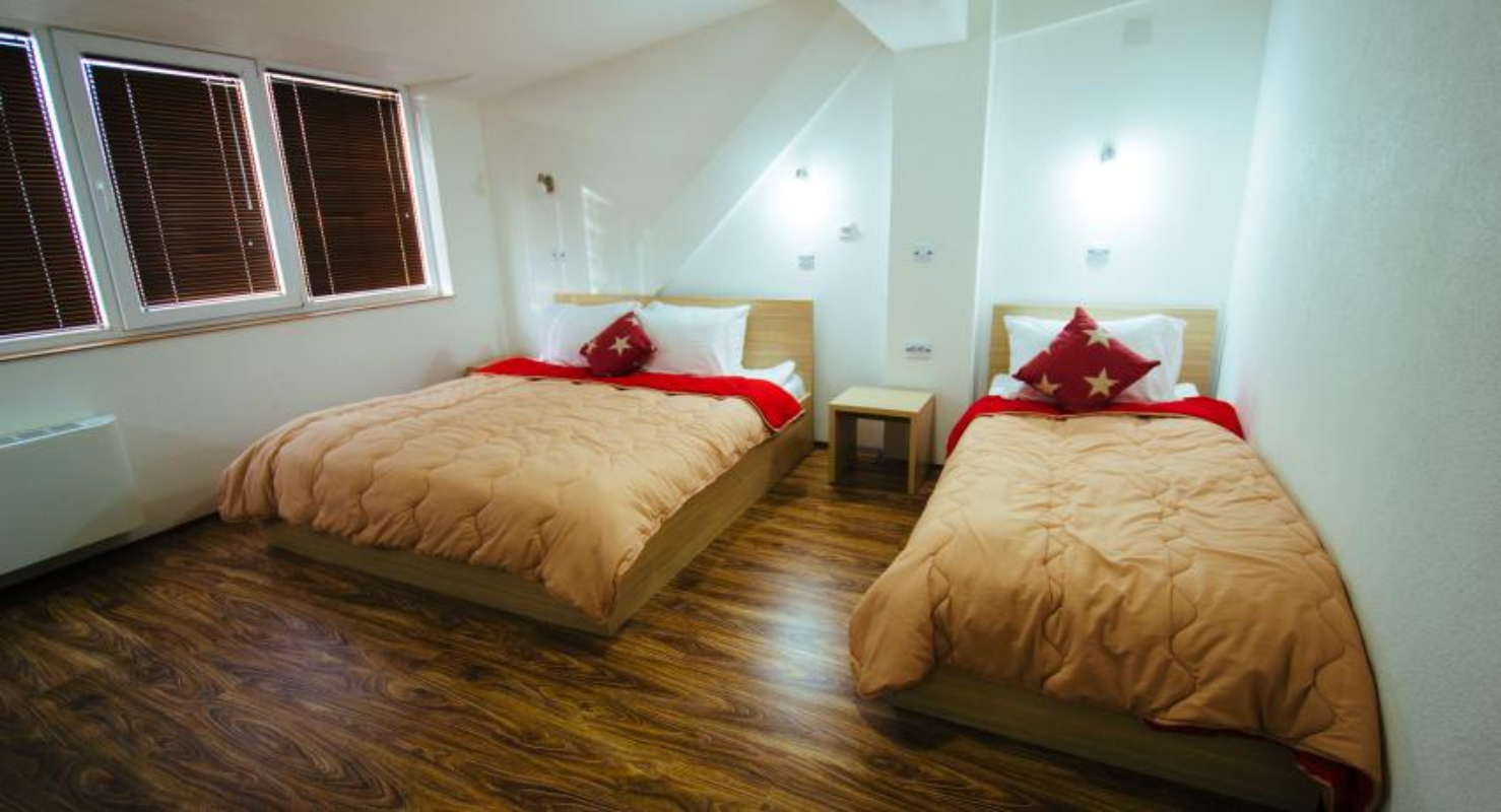 Hotel Kristal Palace trokrevetena soba.jpg