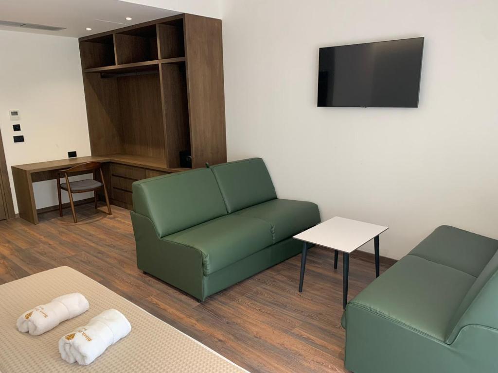 Black Diamond Hotel Dhermi-Deluxe cetvorokrevetna soba.jpg