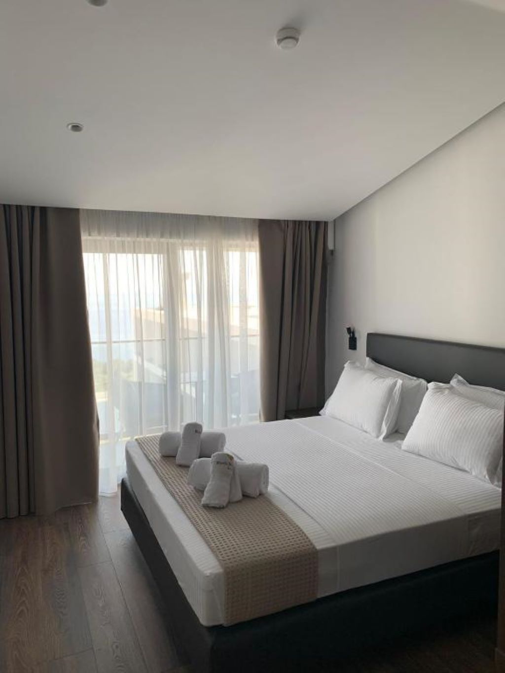 Black Diamond Hotel Dhermi-Deluxe soba.jpg