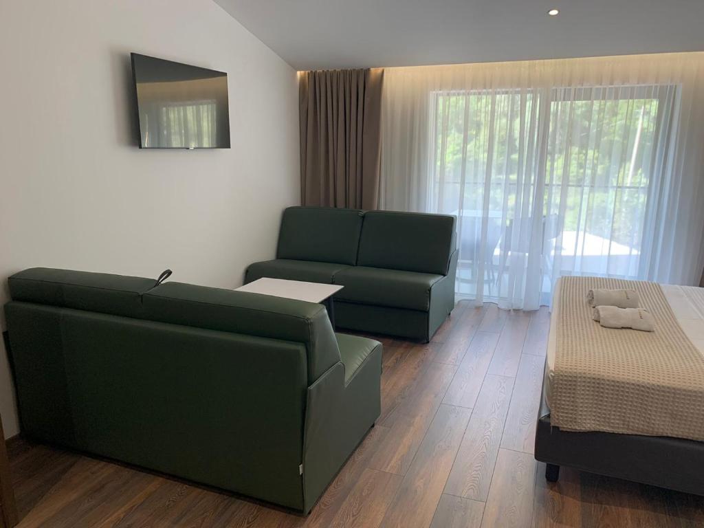 Black Diamond Hotel Dhermi-Deluxe suite.jpg