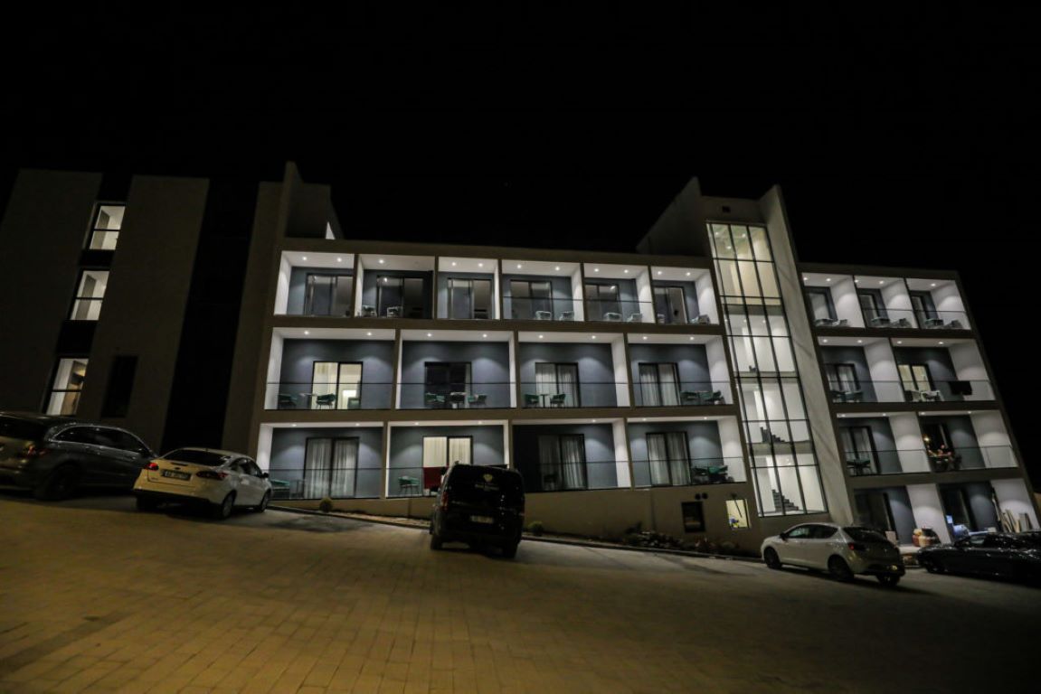 Black Diamond Hotel Dhermi-Hotel spolja.jpg
