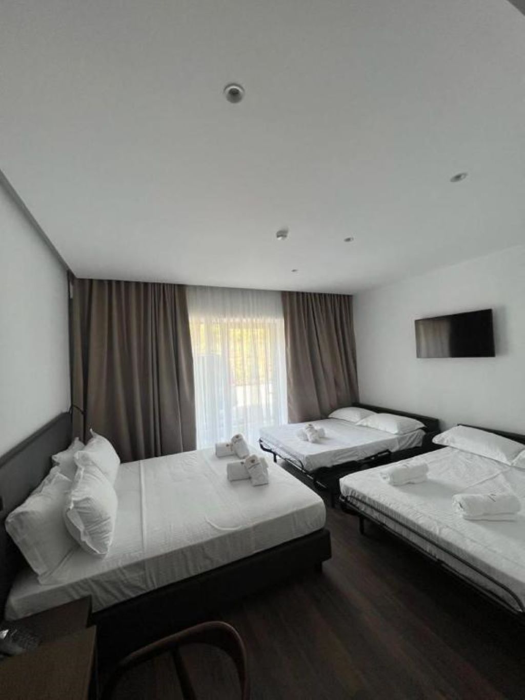 Black Dimond Hotel Dhermi-Superior cetvorokrevetna soba.jpg
