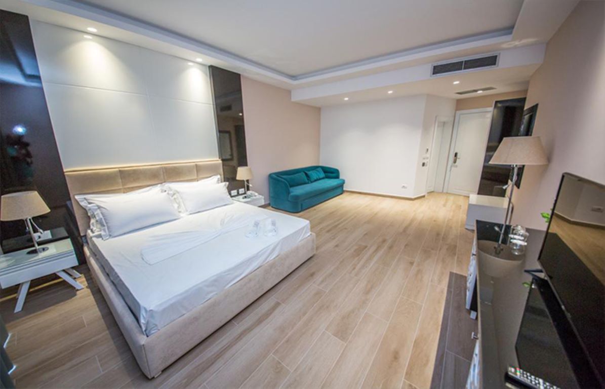 Sole Luna Hotel-Deluxe trokrevetna soba.jpg
